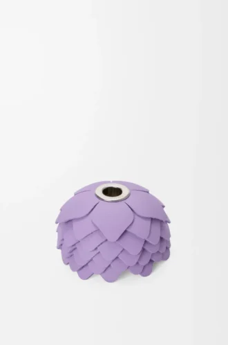 Mauve renkli dana derisinden küçük çiçek charm