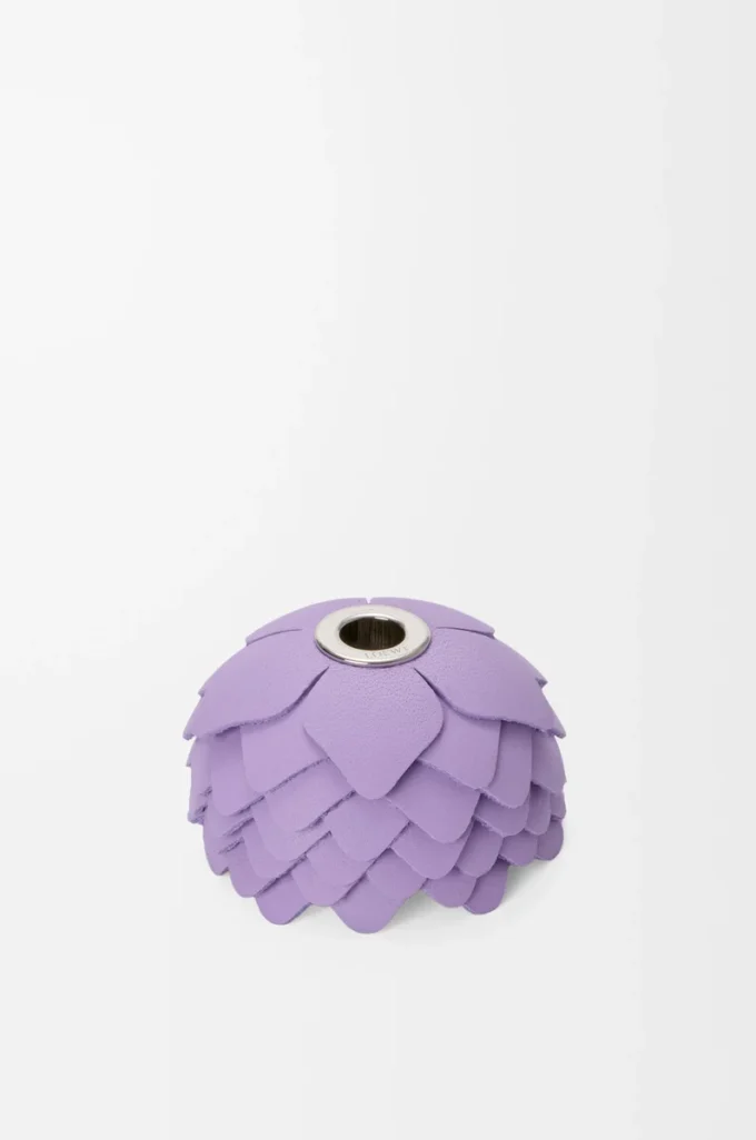 Mauve renkli dana derisinden küçük çiçek charm