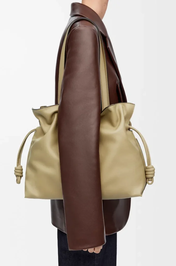 Nappa dana derisinden büyük Flamenco clutch Çamur Yeşili