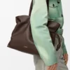 Nappa dana derisinden büyük Flamenco clutch Çikolata