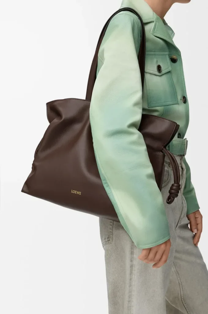 Nappa dana derisinden büyük Flamenco clutch Çikolata
