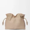 Nappa dana derisinden büyük Flamenco clutch Sand