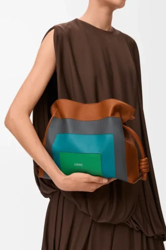 Nappa dana derisinden orta boy Flamenco clutch Çikolata/Parlak Yeşil
