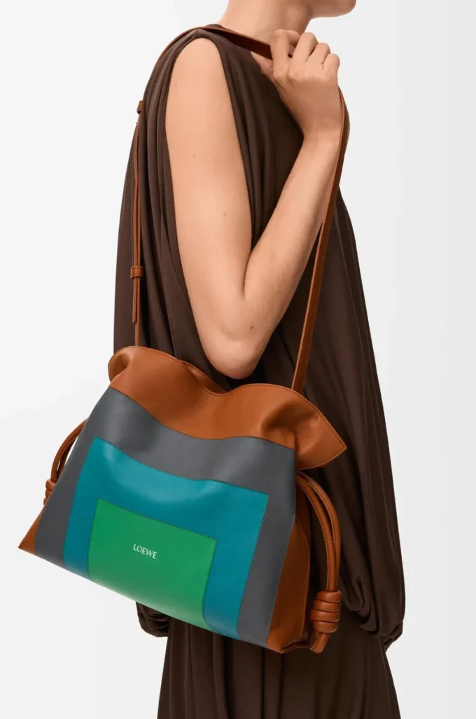 Nappa dana derisinden orta boy Flamenco clutch Çikolata/Parlak Yeşil
