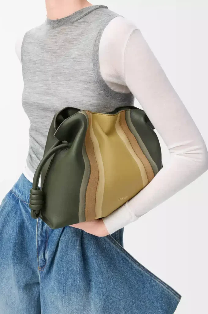 Nappa dana derisinden orta boy Flamenco clutch Landscape, Bottle Green/Ochre