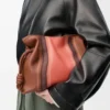 Nappa dana derisinden orta boy Flamenco clutch Landscape, Pecan/Parrot Pink