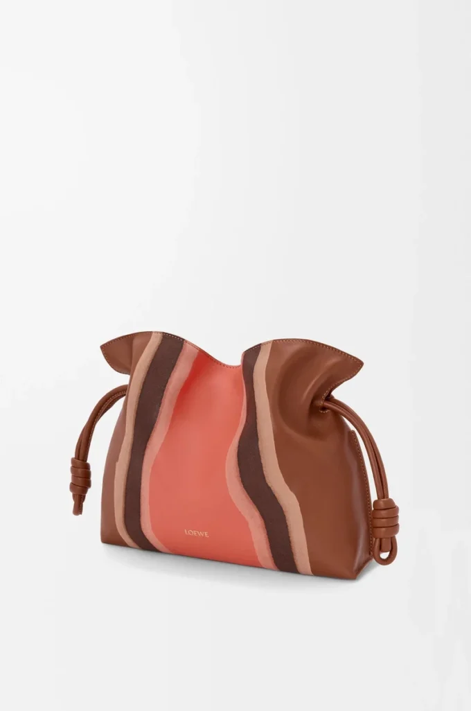 Nappa dana derisinden orta boy Flamenco clutch Landscape, Pecan/Parrot Pink