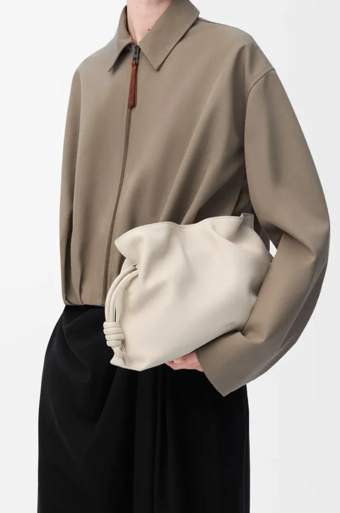 Nappa dana derisinden orta boy Flamenco clutch Sea Salt