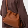 Nappa dana derisinden orta boy Flamenco clutch Squirrel