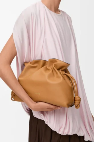 Nappa dana derisinden orta boy Flamenco clutch Warm Desert