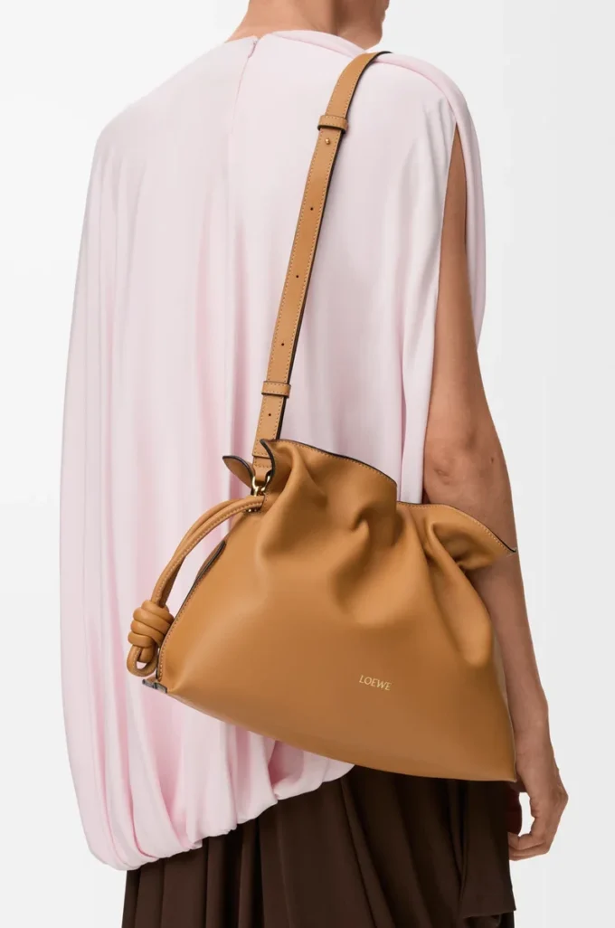 Nappa dana derisinden orta boy Flamenco clutch Warm Desert