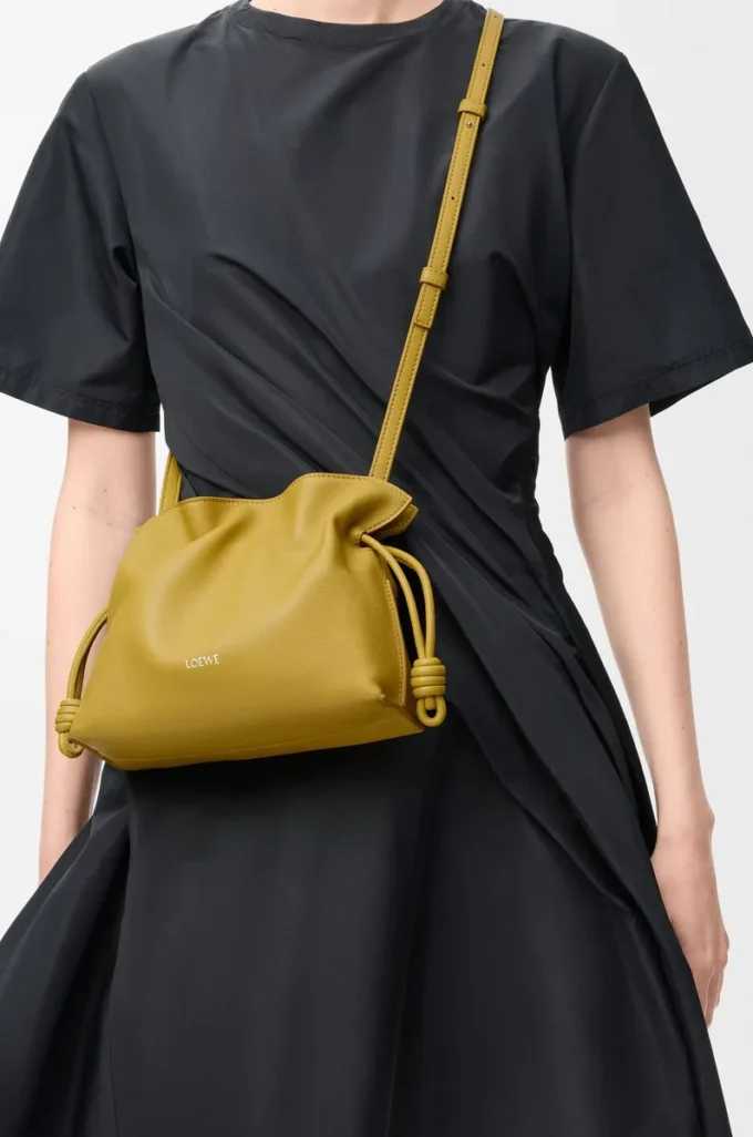 Nappa dana derisinden üretilmiş mini Flamenco clutch çanta Ginger