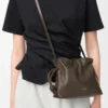 Nappa dana derisinden üretilmiş mini Flamenco clutch, Çikolata rengi