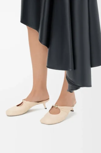 Nappa kuzu derisinden üretilmiş Pebble Soft mule Dough