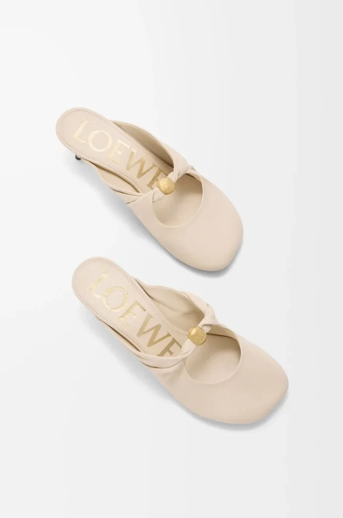 Nappa kuzu derisinden üretilmiş Pebble Soft mule Dough