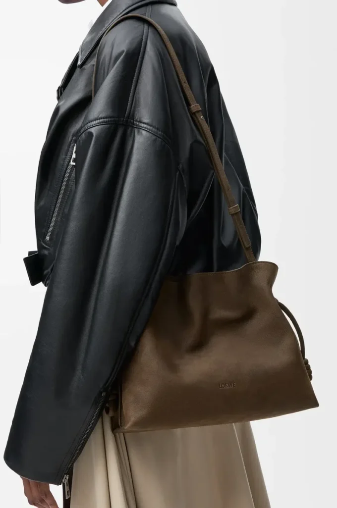 Orta boy Flamenco clutch, grenli nubuk Tundra
