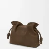 Orta boy Flamenco clutch, grenli nubuk Tundra