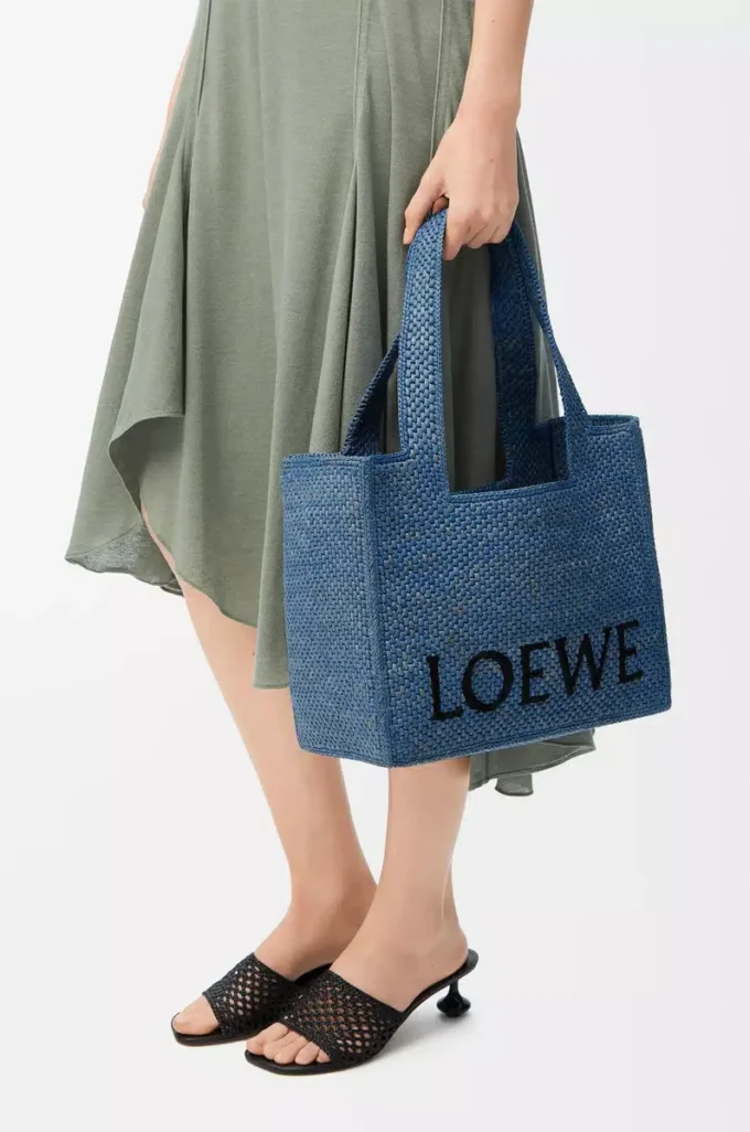 Orta boy LOEWE Font tote çanta, rafya, açık mavi
