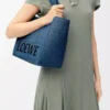 Orta boy LOEWE Font tote çanta, rafya, açık mavi
