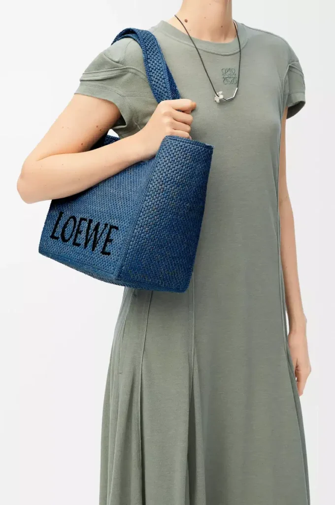 Orta boy LOEWE Font tote çanta, rafya, açık mavi