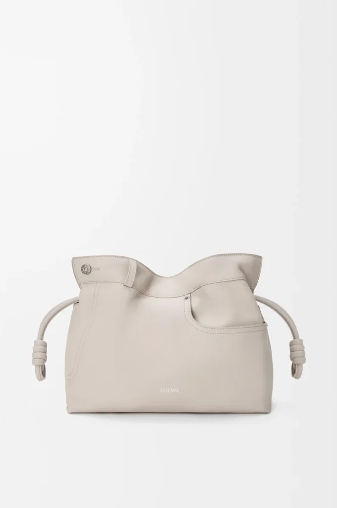 Panta orta boy Flamenco clutch, parlak dana derisi, Light Ghost