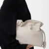 Panta orta boy Flamenco clutch, parlak dana derisi, Light Ghost