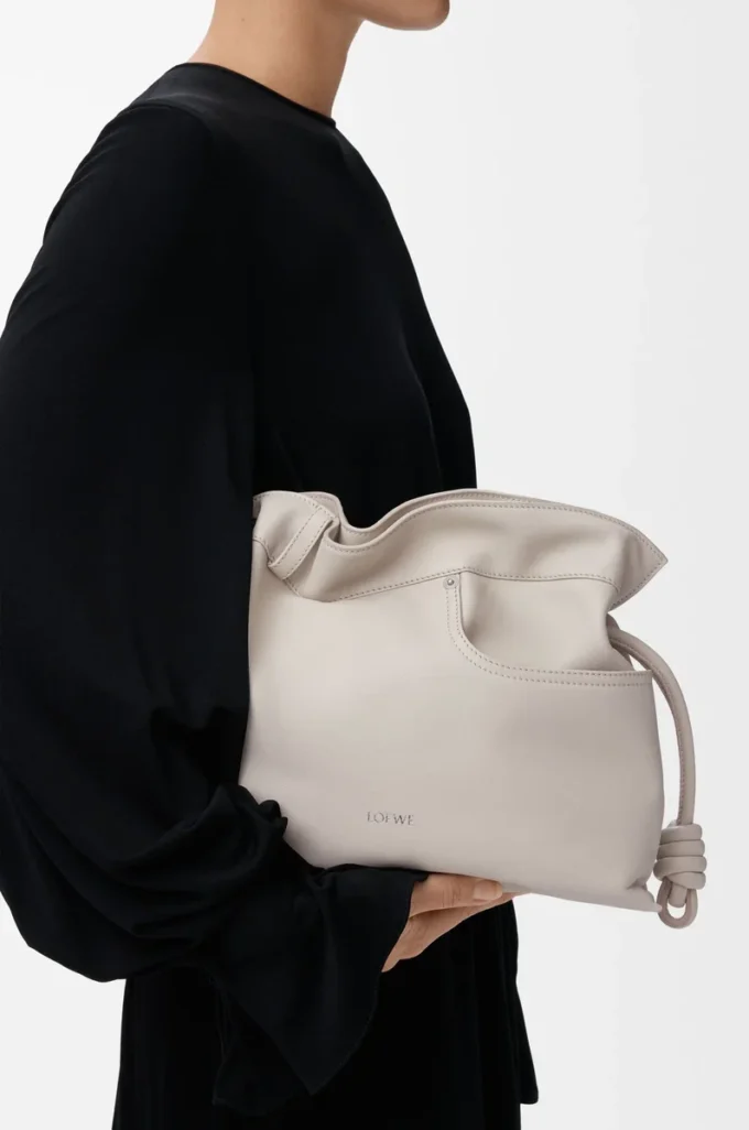Panta orta boy Flamenco clutch, parlak dana derisi, Light Ghost