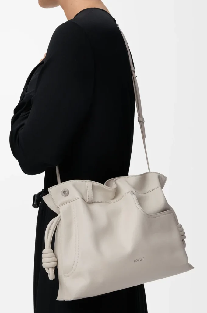 Panta orta boy Flamenco clutch, parlak dana derisi, Light Ghost