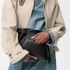 Panta orta boy Flamenco clutch, parlak dana derisi, Siyah