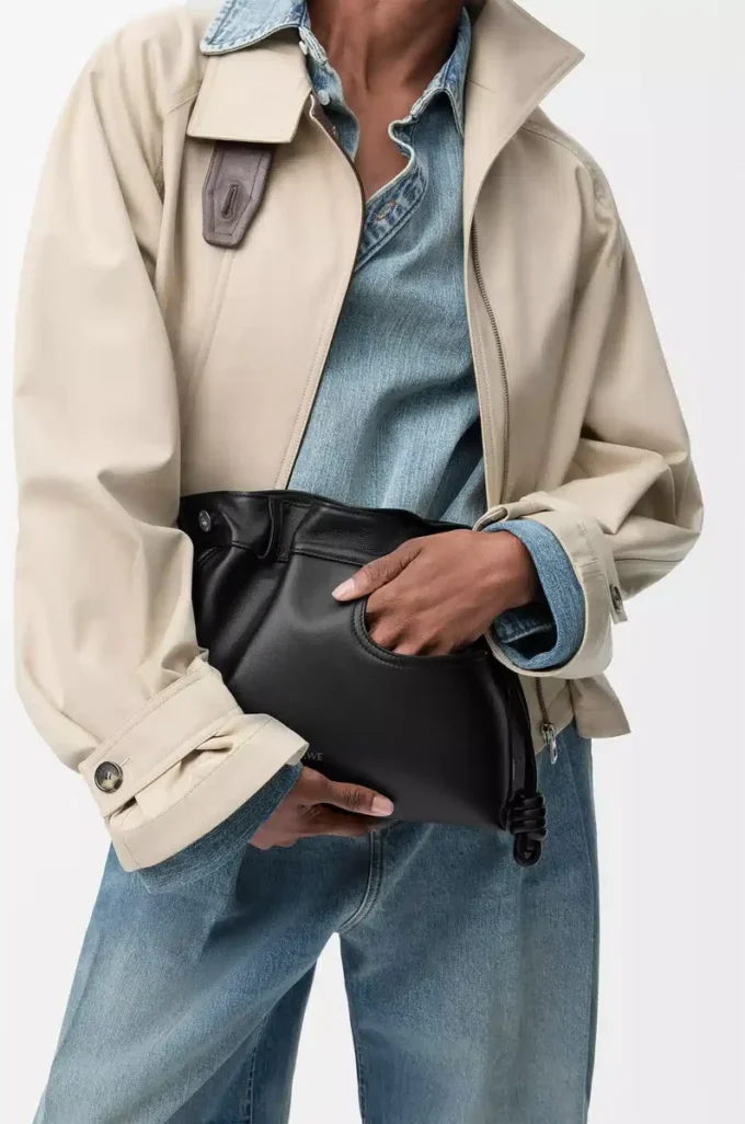 Panta orta boy Flamenco clutch, parlak dana derisi, Siyah