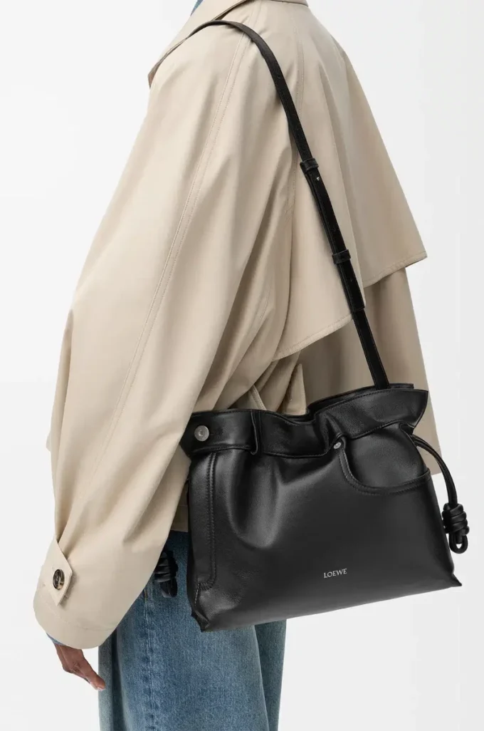 Panta orta boy Flamenco clutch, parlak dana derisi, Siyah