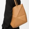 Parlak dana derisinden orta boy Puzzle Fold çanta Warm Desert