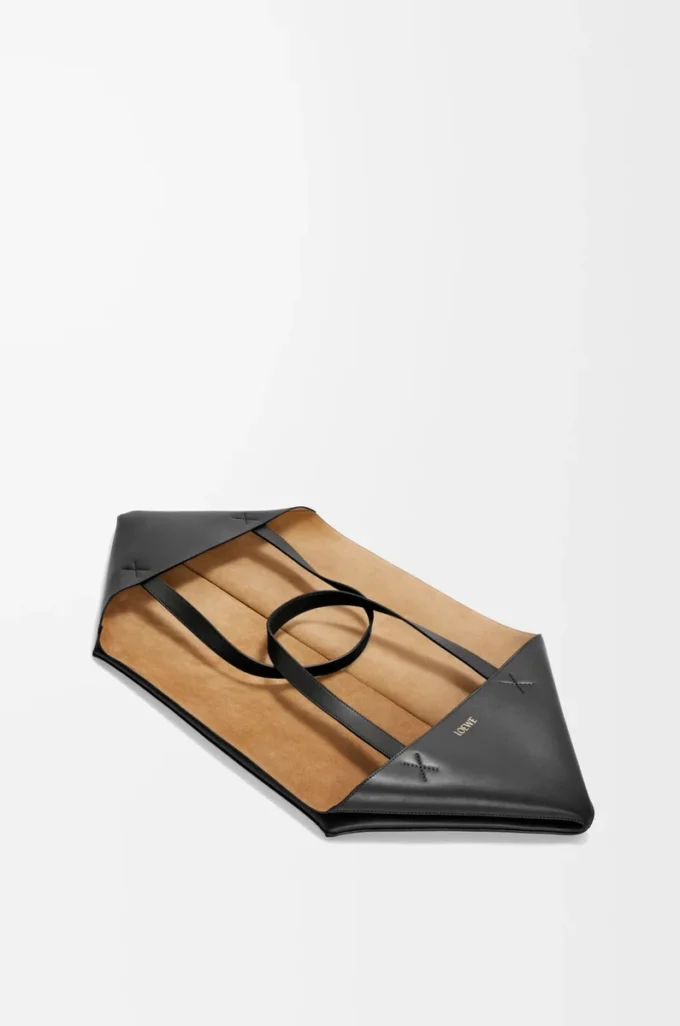Parlak dana derisinden üretilmiş XXL Puzzle Fold çanta Siyah