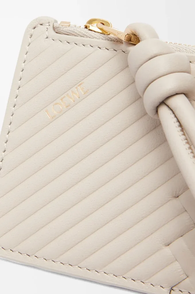 Parlak nappa dana derisinden üretilmiş Knot bozuk para kartlık Light Oat