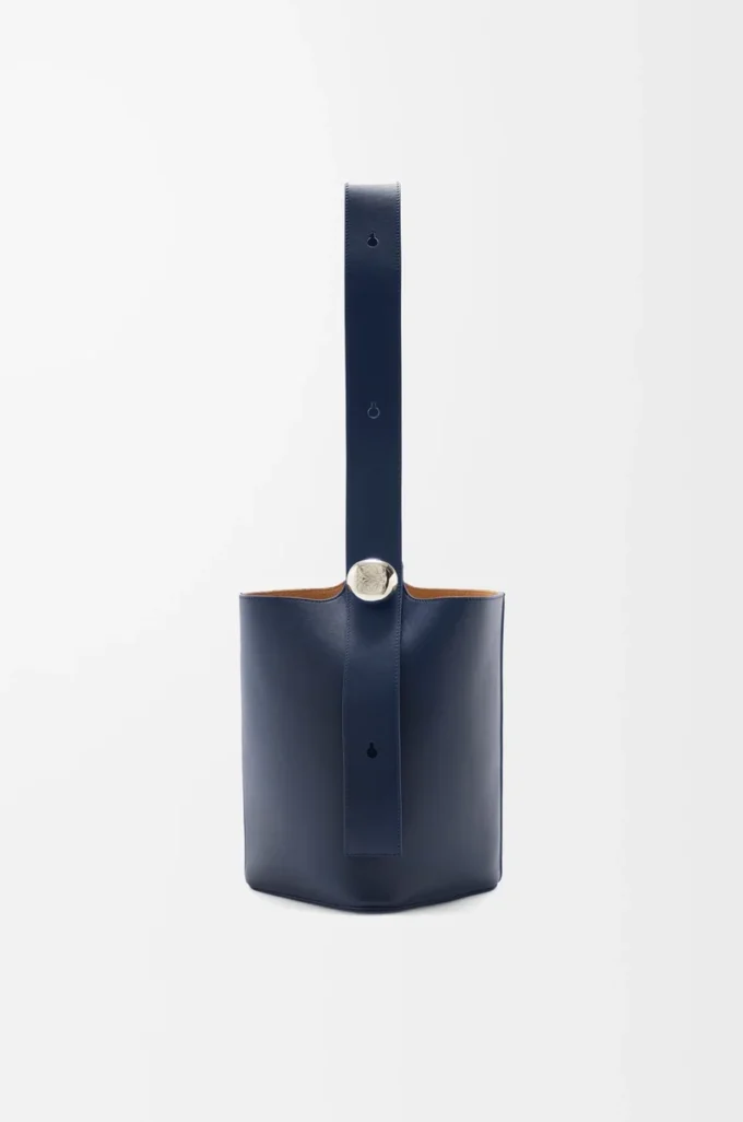 Pürüzsüz dana derisinden orta boy Pebble kova çanta, Abyss Blue