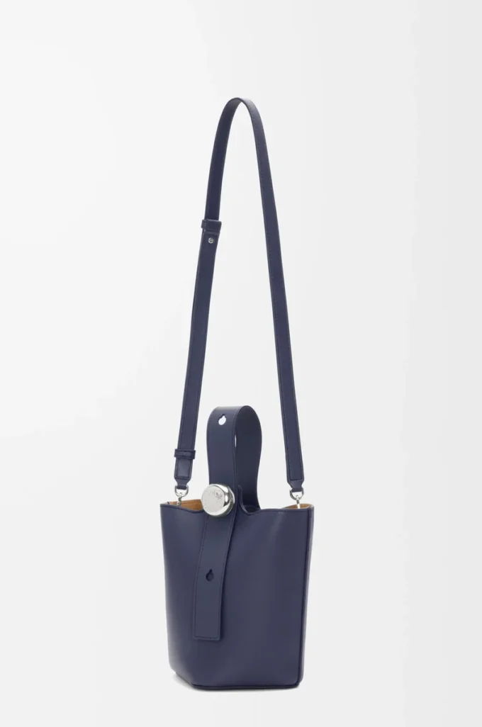 Pürüzsüz dana derisinden üretilmiş Mini Pebble kova çanta, Abyss Blue
