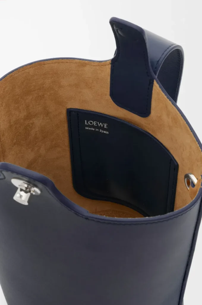 Pürüzsüz dana derisinden üretilmiş Mini Pebble kova çanta, Abyss Blue
