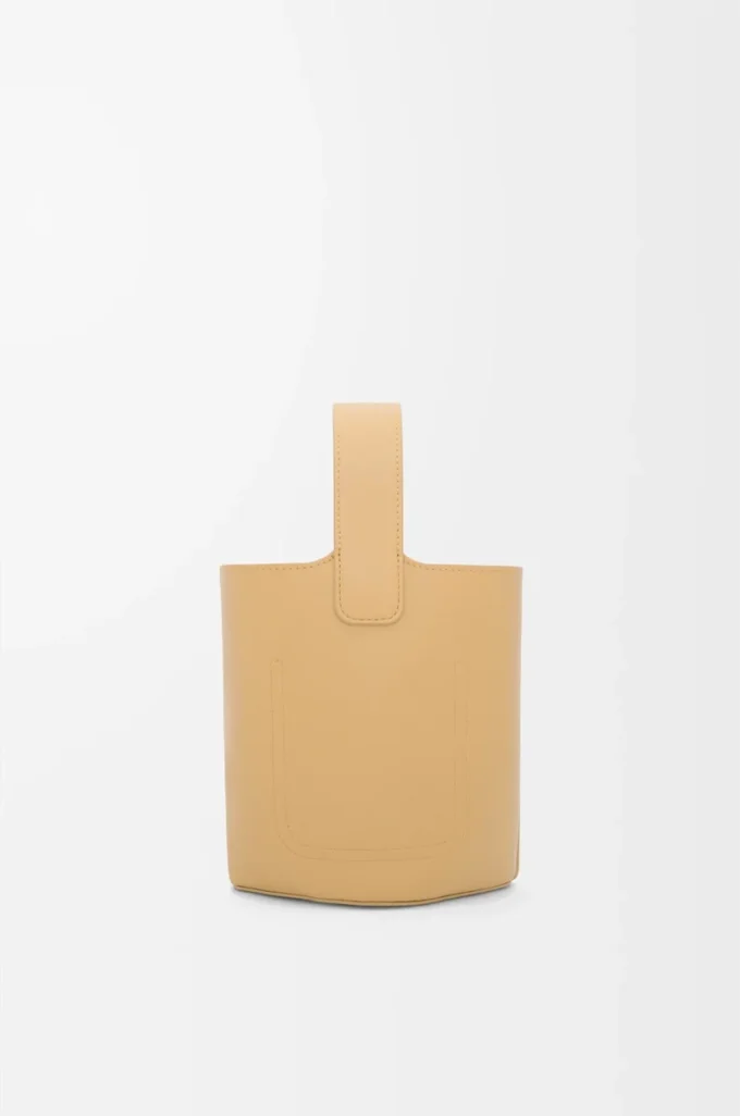 Pürüzsüz dana derisinden üretilmiş Mini Pebble kova çanta Koyu Tereyağı