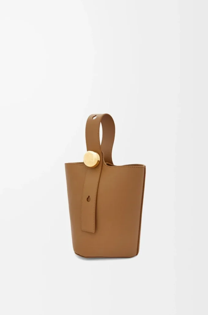 Pürüzsüz dana derisinden üretilmiş Mini Pebble kova çanta Oak