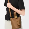 Pürüzsüz dana derisinden üretilmiş Mini Pebble kova çanta Oak