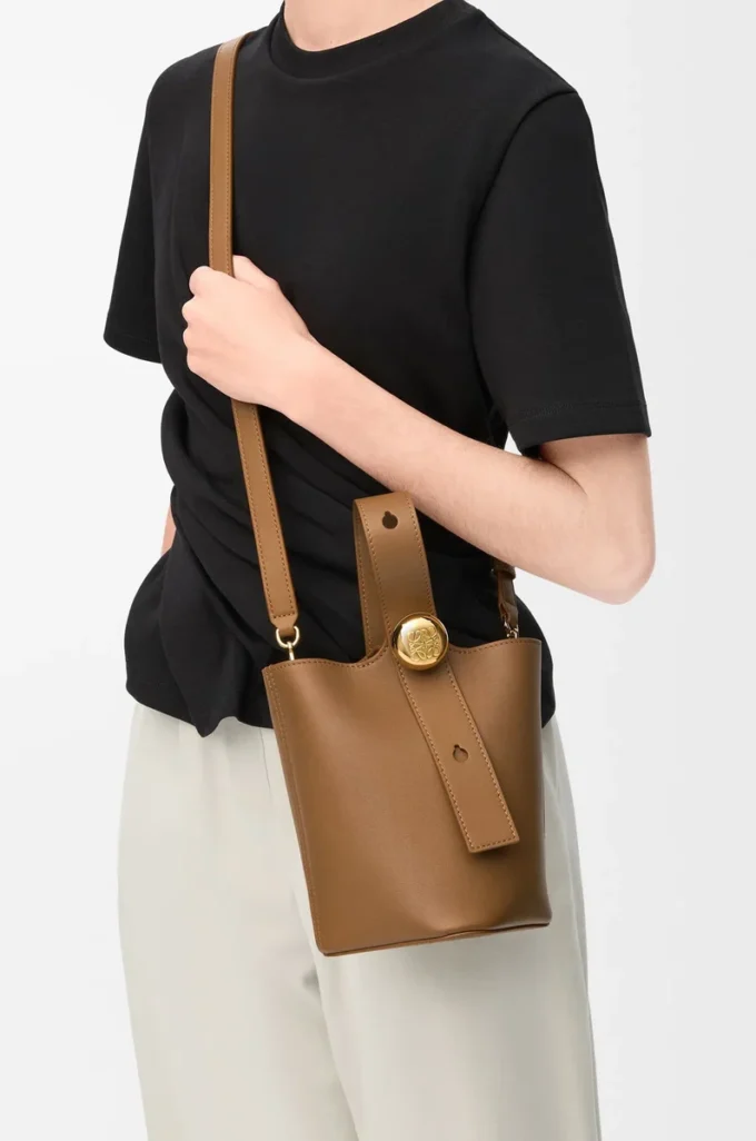 Pürüzsüz dana derisinden üretilmiş Mini Pebble kova çanta Oak