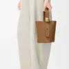 Pürüzsüz dana derisinden üretilmiş Mini Pebble kova çanta Oak