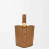 Pürüzsüz dana derisinden üretilmiş Mini Pebble kova çanta Oak