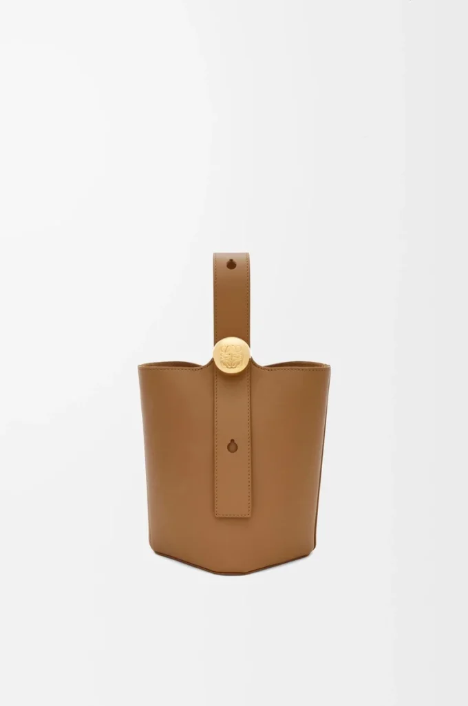 Pürüzsüz dana derisinden üretilmiş Mini Pebble kova çanta Oak