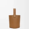 Pürüzsüz dana derisinden üretilmiş Mini Pebble kova çanta Oak