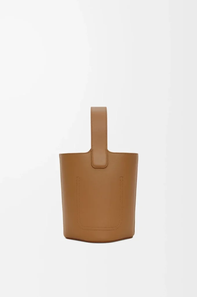 Pürüzsüz dana derisinden üretilmiş Mini Pebble kova çanta Oak
