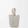 Pürüzsüz dana derisinden üretilmiş Mini Pebble kova çanta Shell Grey
