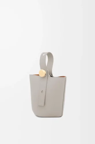 Pürüzsüz dana derisinden üretilmiş Mini Pebble kova çanta Shell Grey