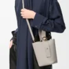 Pürüzsüz dana derisinden üretilmiş Mini Pebble kova çanta Shell Grey