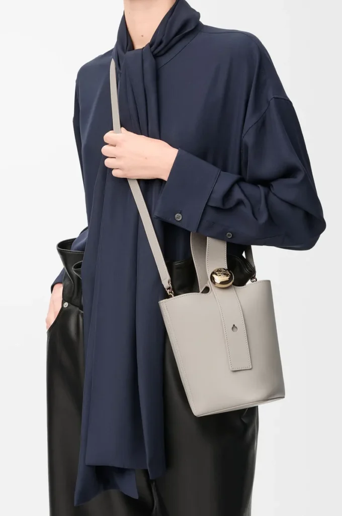 Pürüzsüz dana derisinden üretilmiş Mini Pebble kova çanta Shell Grey